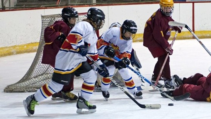 Štvrtáci si to rozdajú v minihokeji